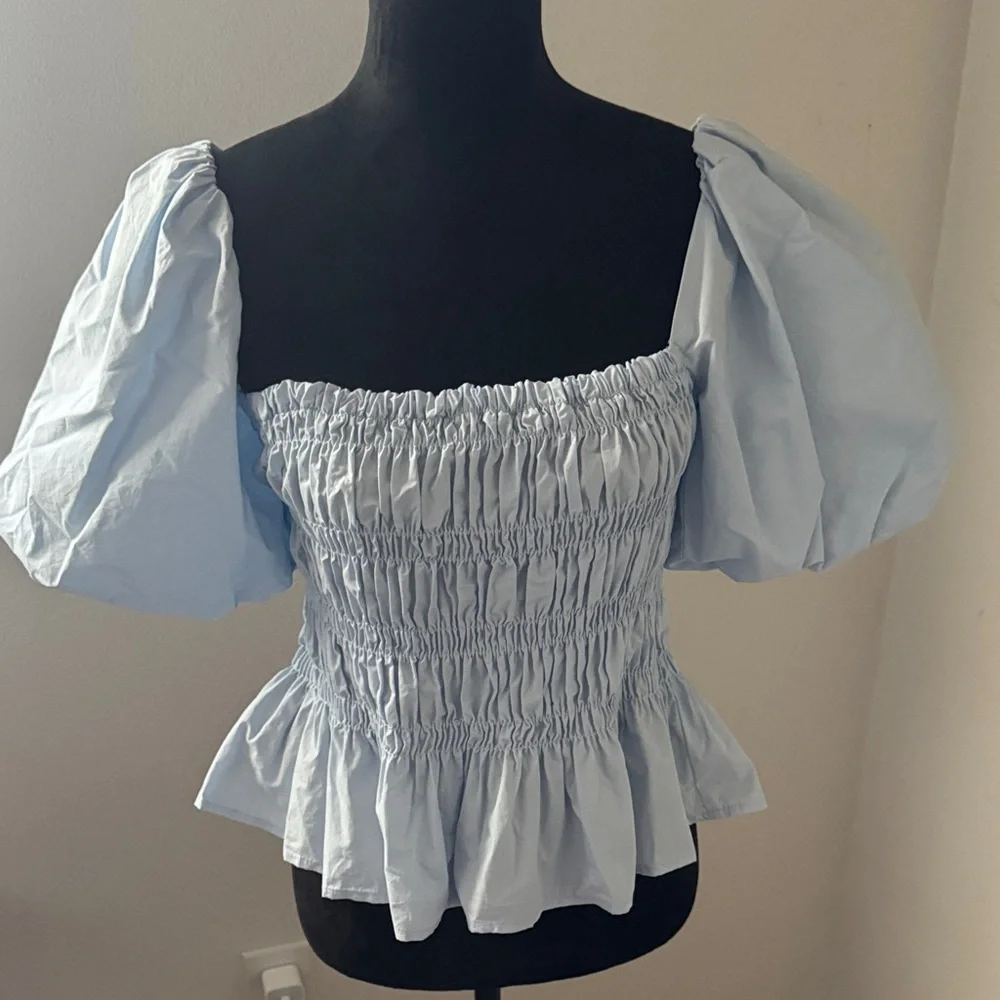 ASTR‎ The Label Light Blue Smocked Puff Sleeve Top peplum blouse Sz M